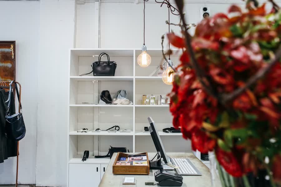 Estantería a medida para local comercial